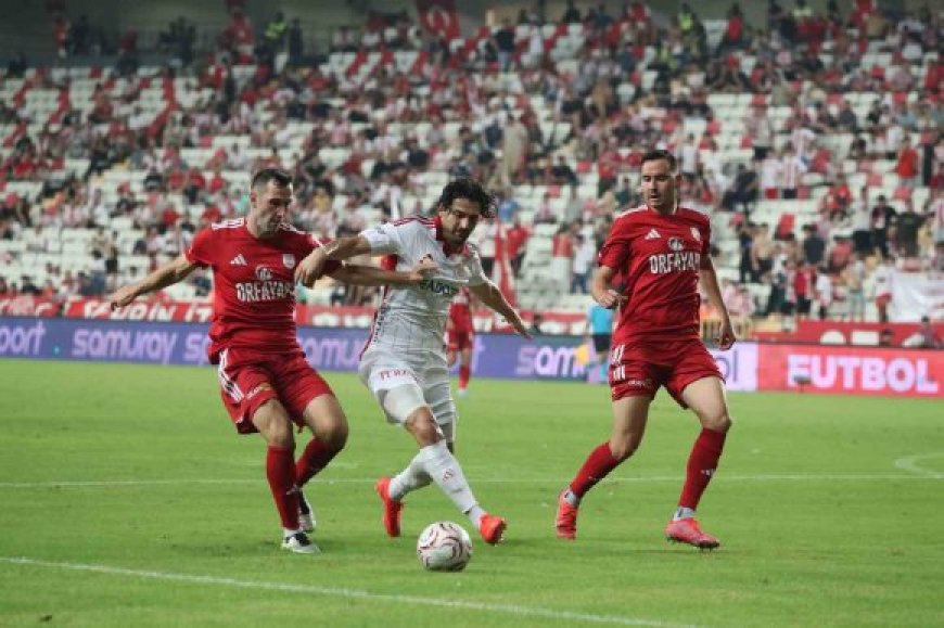 Sahasında 3-2 Kaybeden Antalyaspor'da Bülent Korkmaz: "Dibi Gördük, Artık Sadece Kazanacağız"